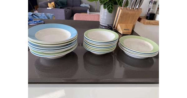 Borden met blauwe en groene rand 