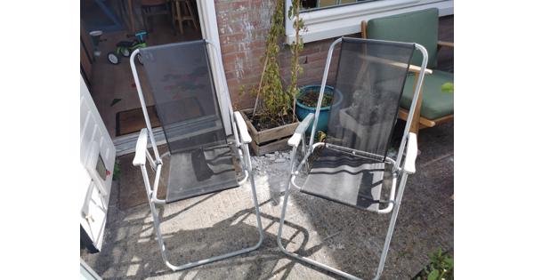 Twee stoelen grijs met zwarte zitting