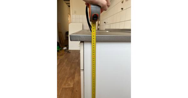 GRATIS Compacte witte keuken met RVS blad en spoelbak