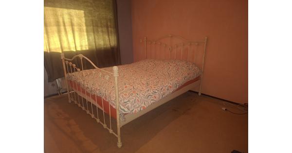 Twee persoonsbed met lattenbodems 160/200cm