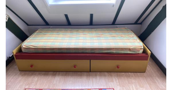 Bed met twee laden , afmeting 80 x200cm.