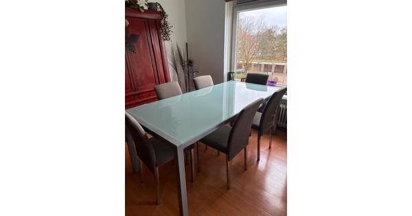 Eetkamertafel en 6 stoelen