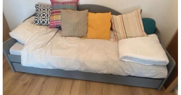 Grijze bedbank met opberglade, gedemonteerd