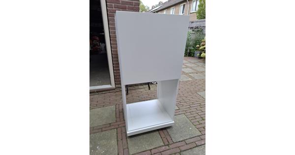 witte kast met 1 deur en 1 open vak.