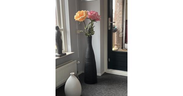 Mooie vaas met grote kunstrozen