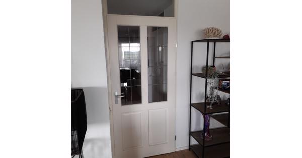 Gratis opdekdeur wit hout met glas en lood