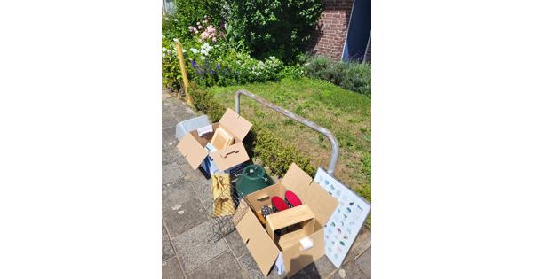 Gratis nu op straat: lijsten, decoratie, regenlaarzen