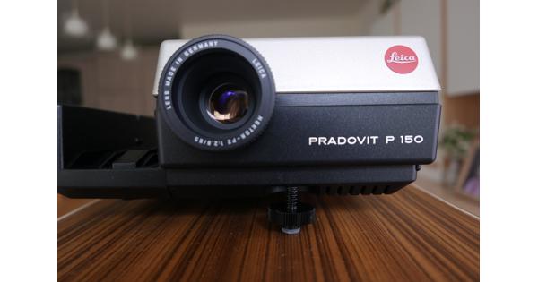 Diaprojector, tafel en projectiescherm