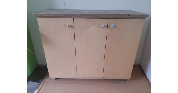 Kast hout 124x47x102 op wielen