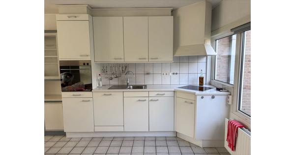 Witte basic keuken met o.a. vaatwasser, kookplaat en oven