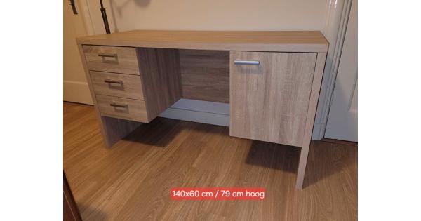 2 houten bureaus