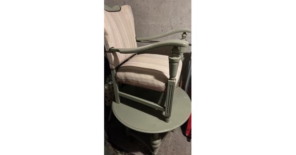2 vintage stoeltjes en een ronde tafel