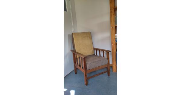 oude houten rookstoel met kussens