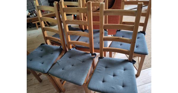 Zes Nordik eetkamerstoelen van massief grenen hout