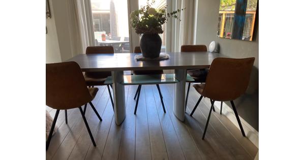 Eettafel ( 2.00 x 1.00 ) en bijpassende salontafel