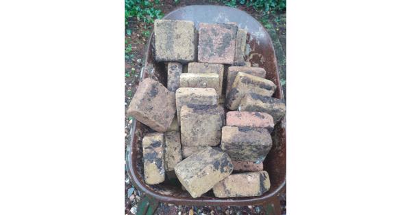 8,5 m2 stenen / tegels voor in de tuin (gratis)