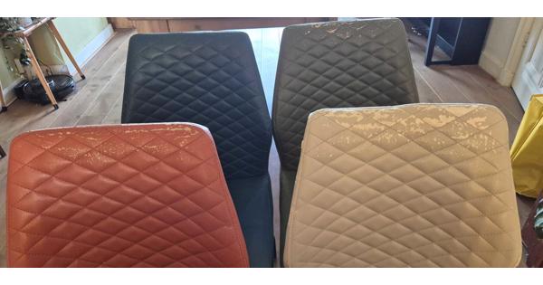 6 gekleurde stoelen