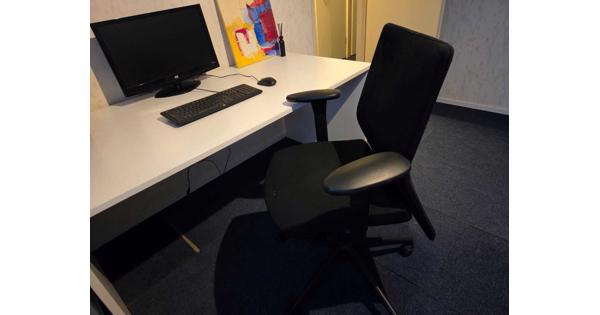 Bureautafel,  stoel en ladekast