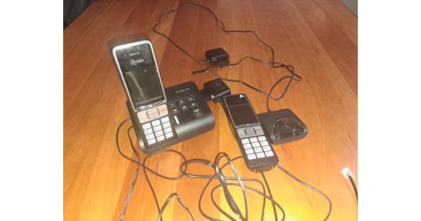 Telefoon met station en twee toestellen