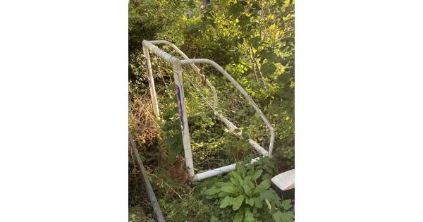 Voetbal goaltje - net moet worden vervangen