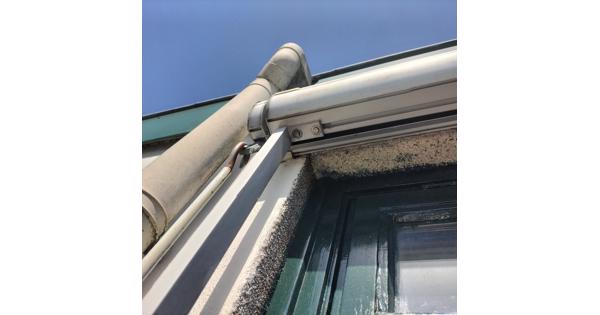zonnescherm (handbediend), niet nieuw, maar werkt nog prime