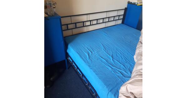 Zwart metalen bed frame 2.00 x 1.40 met goed matras