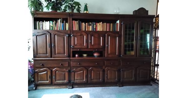 Driedelige eikenhouten kast