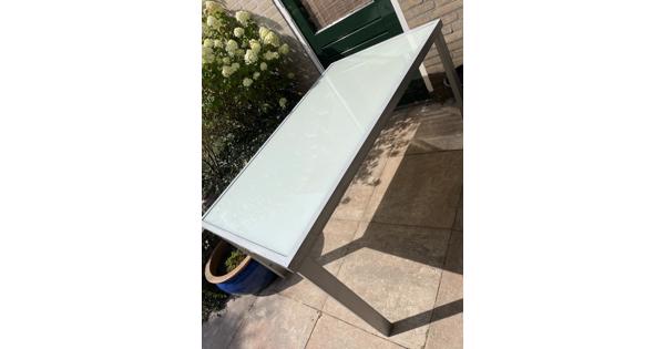 Leuke tuintafel met glasplaat