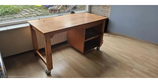 Solide bureau met gebruik sporen