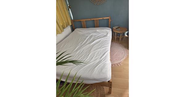 Houten bed met matras en topper