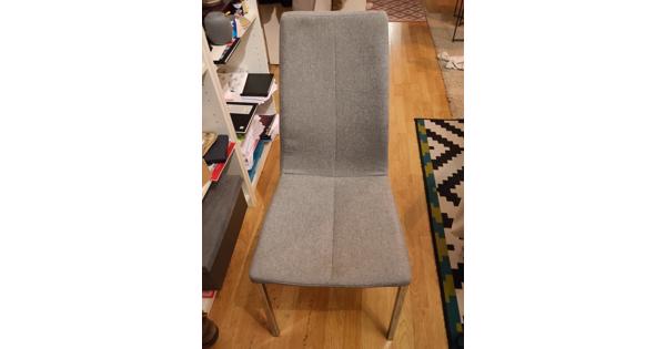 Lichtgrijze (eettafel)stoelen