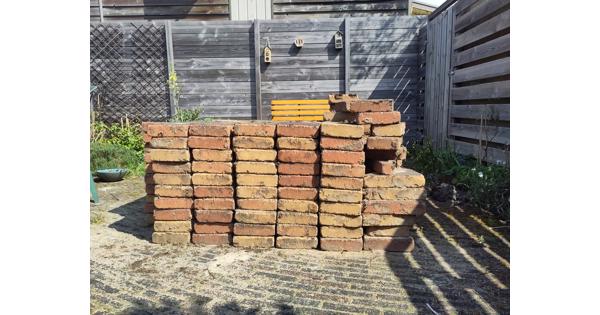 Gratis af te halen: 230 sierstenen, vlakbij de uitgang en openbare weg