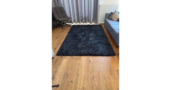 Groter donkerblauw groot vloerkleed