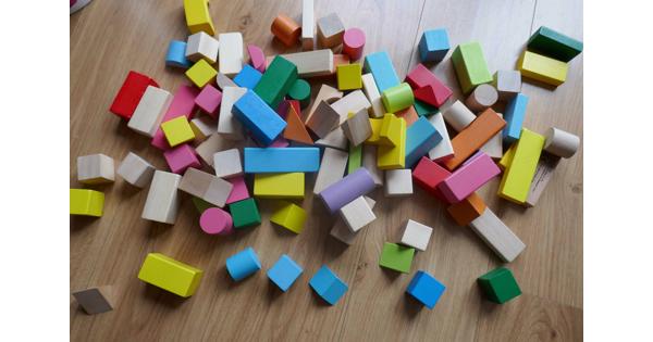 Blokkendoos met gekleurde blokken