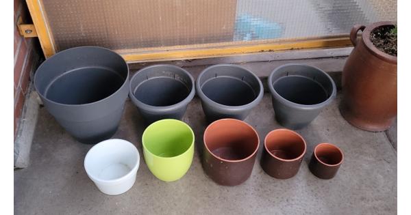 Plastic en keramiek bloempotten