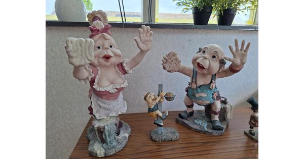 Een set Laven, 2 grote (ca. 45cm) ramenzemende man en vrouw en twee kleintjes, waarvan 1 met fotolijst. Op te halen in Vlaardingen Holy-Noord