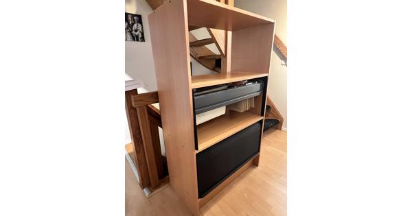 Houten boekenkast met archieflade en roldeur