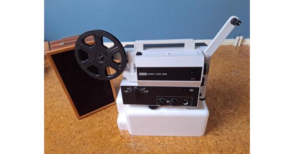 8mm filmprojector met losse luidspreker.