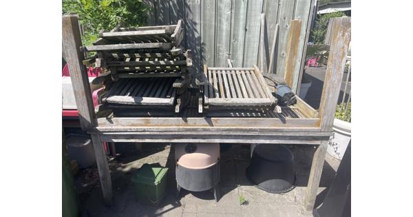 Gebruikte hardhouten tafels en stoelen