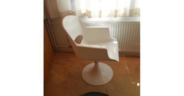 Witte kunstof stoel