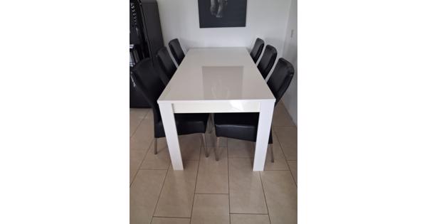 Eettafel met 6 stoelen en salontafel