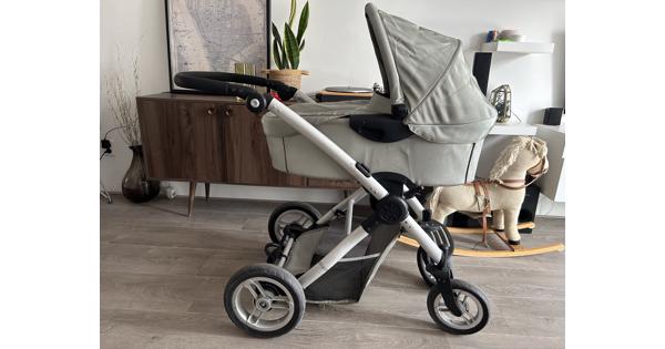 Kinderwagen met regenhoes en luiertas