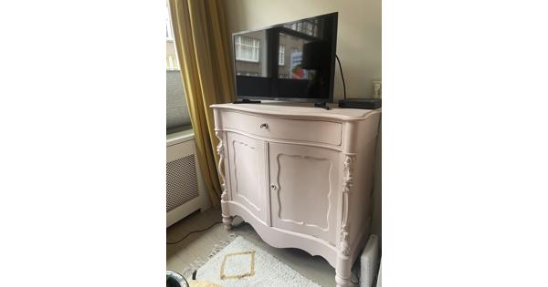 Antiek dressoir in poeder roze 