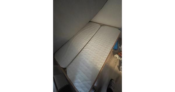 Bed frame 140cm breed - met lattenboden en boxspring