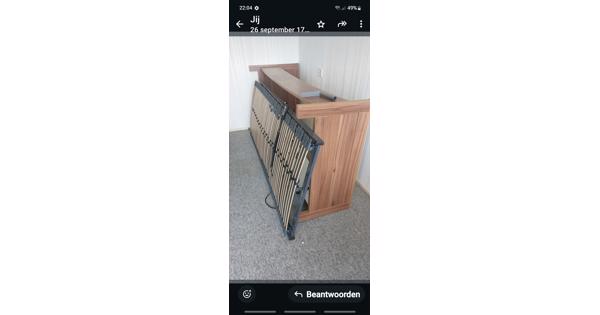Hoog laag bed ,elektrisch met lattenbodem en ombouw 90x210
