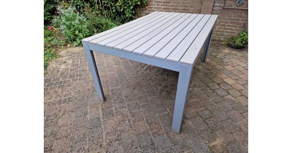 Stevige tuintafel