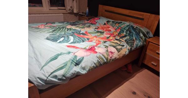 Slaapkamer meubel, Bedombouw, 2 nachtkastjes, kledingkast en commode 