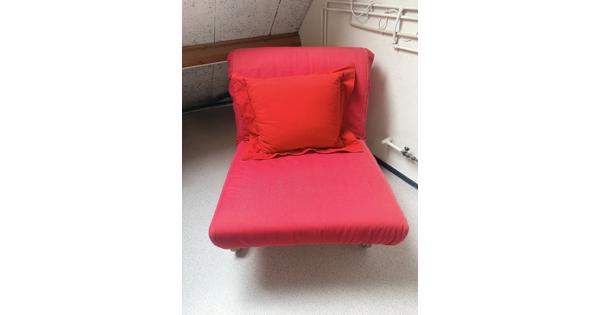 Rode eenpersoons stoelen / logeerbedden