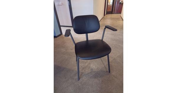 8 stoelen, lichte gebruikssporen