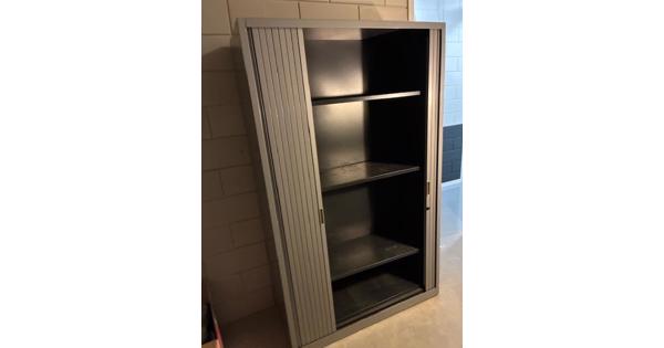 Grijze kantoorkast met schuifdeuren